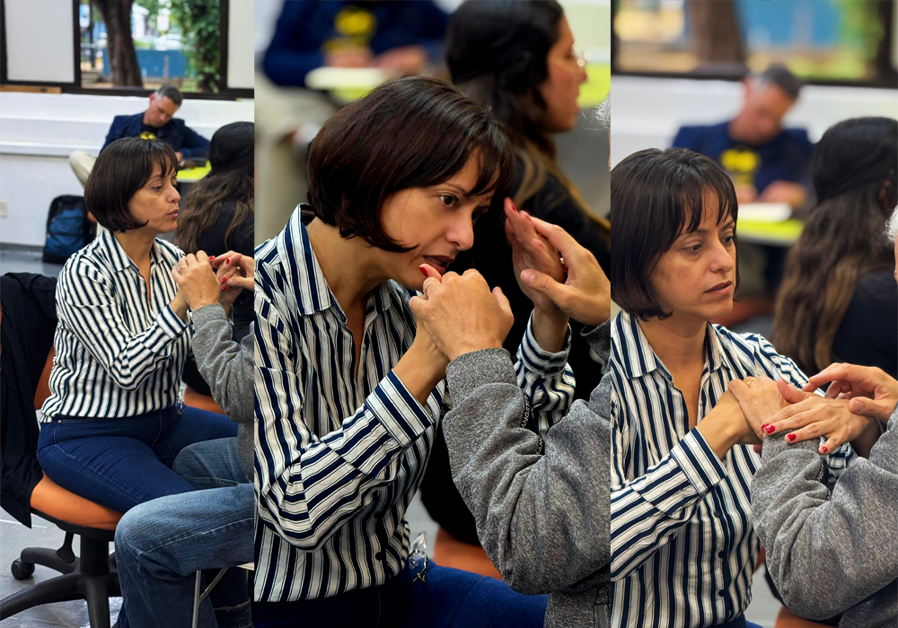 A imagem mostra Vânia em três momentos distintos durante o trabalho de guia-interpretação.

Ela tem os cabelos na altura das orelhas. Veste calça jeans e camisa social branca com listras verticais pretas. Suas unhas estão pintadas de vermelho.