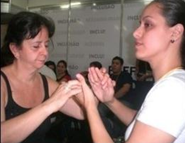 Pessoas sentadas em volta de uma mesa de reunião.