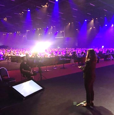 Pessoas sentadas em volta de uma mesa de reunião.